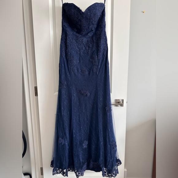 Beautiful strapless night gown - Picture 4 of 4